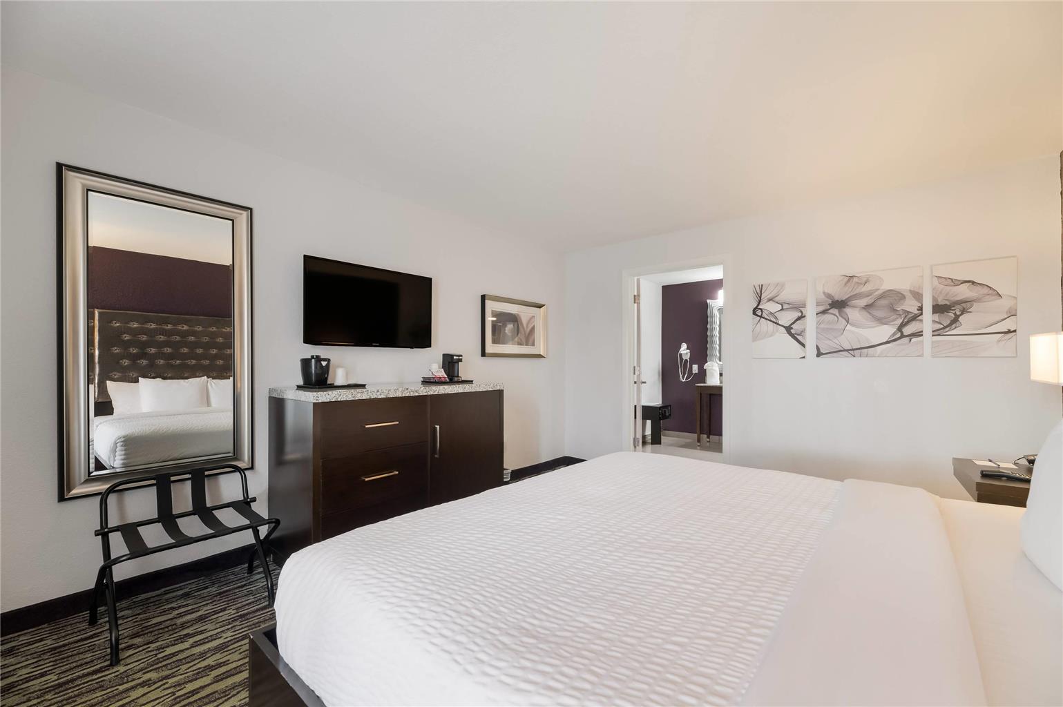 Clarion Inn & Suites Across From Universal Orlando Resort - photo 7