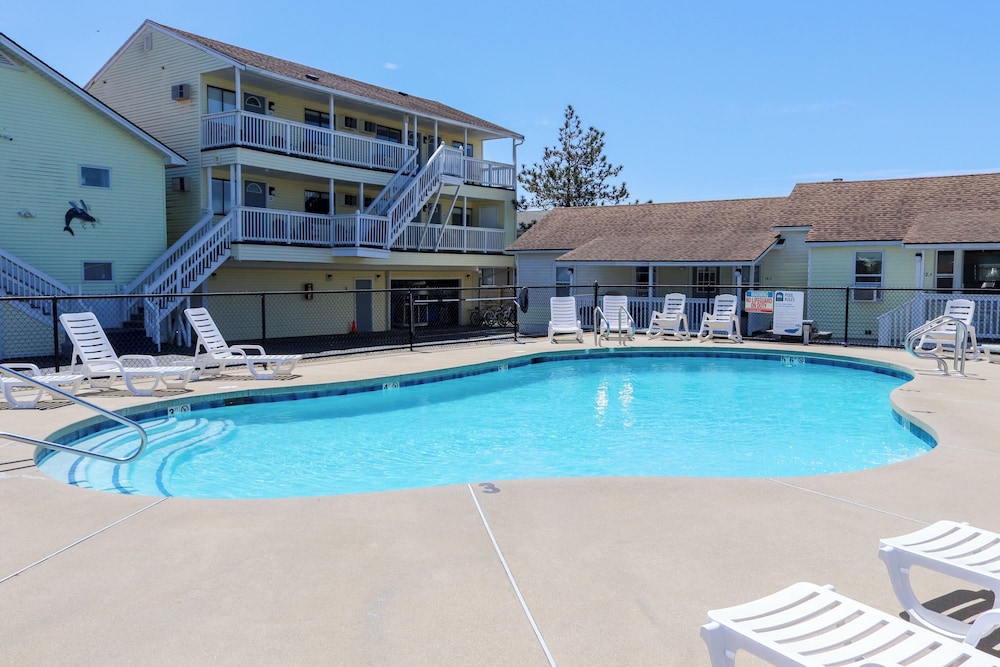 Mainsail Motel & Cottages - photo 20