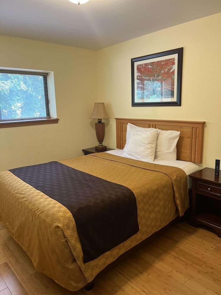 Amber's Inn & Suites - photo 16