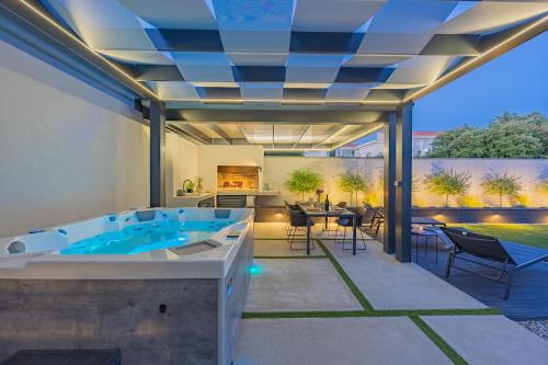Bella Zara lux apartment with jacuzzi grill & garden — 4-Star Luxury Hotel in Zadar, Croatia