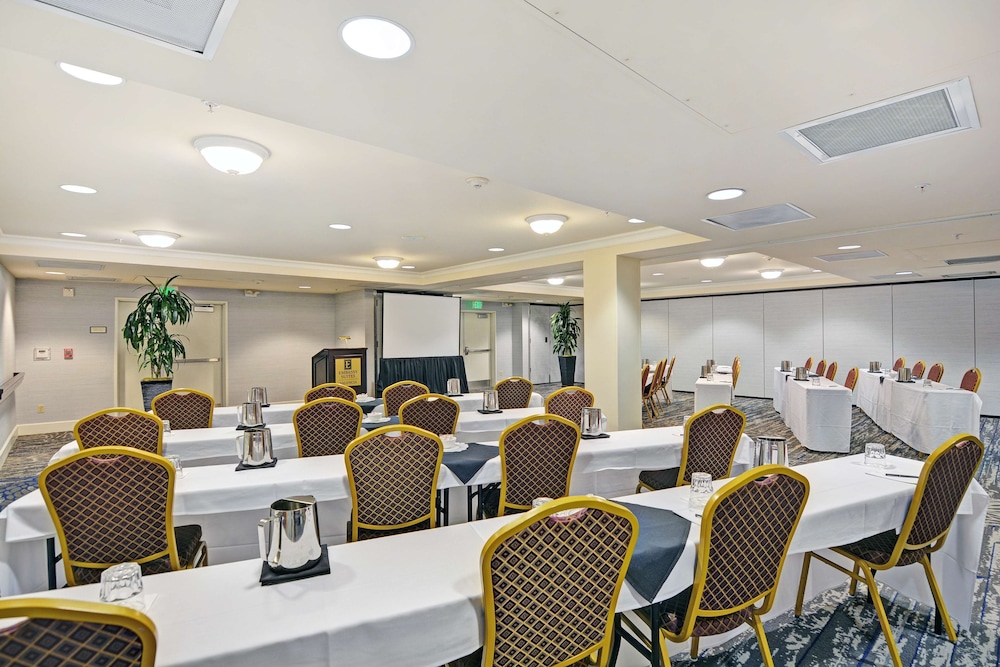 Embassy Suites by Hilton Valencia - photo 33