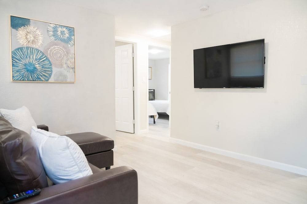 University Serenity Suites 15th - photo 8