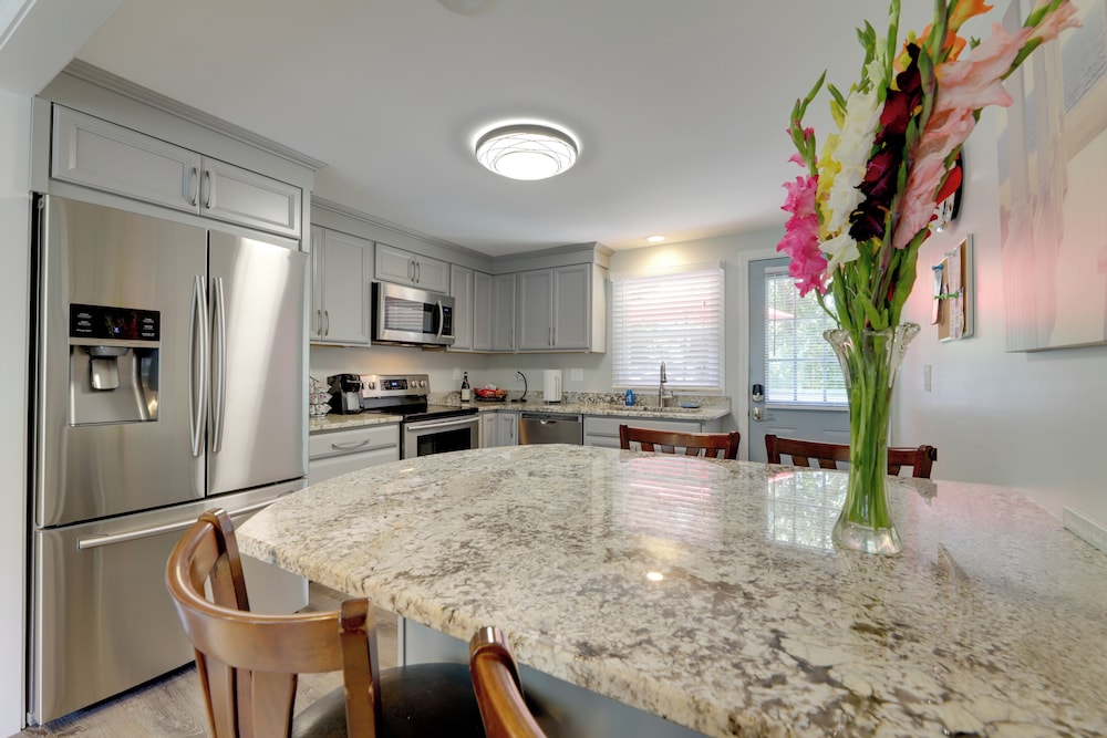 Coastal Getaway with Porch 2 Mi to Niantic Beach — hotel in Niantic
