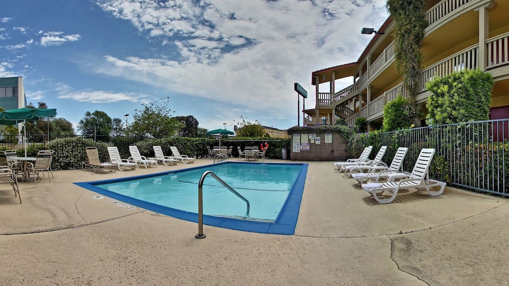 Quality Inn Oakland - photo 4