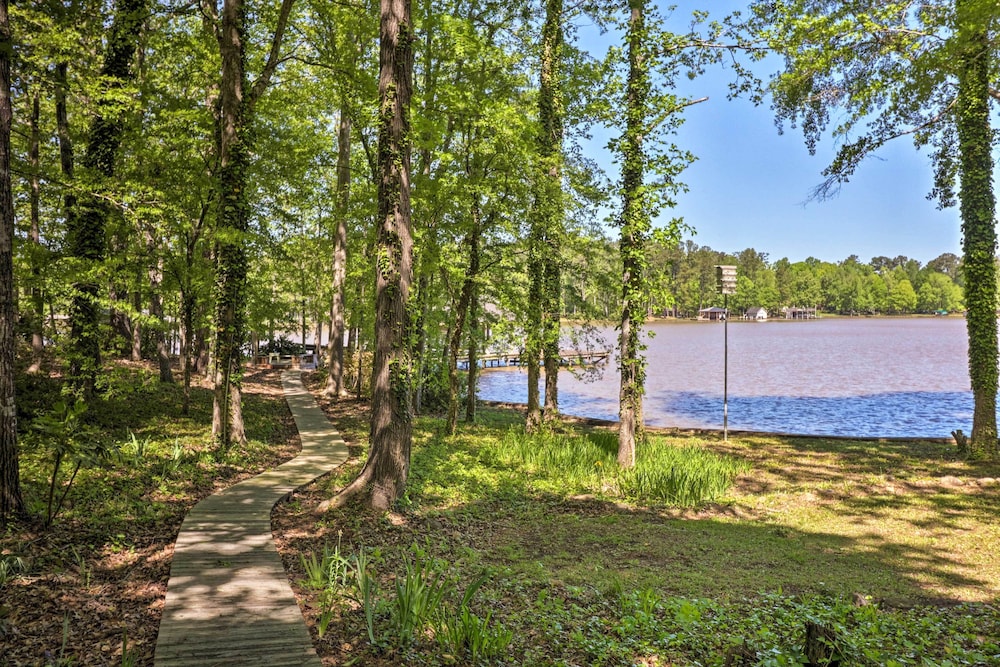 Lakefront Milledgeville Cabin Private Dock Porch — 4-Star Luxury Hotel in Milledgeville, United States