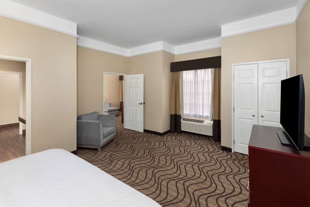 La Quinta Inn & Suites by Wyndham Houma - photo 12