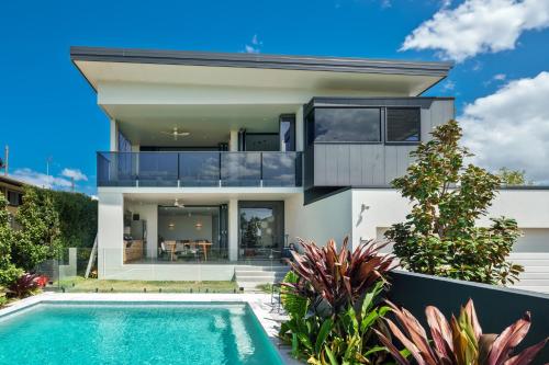 Moffat Beach Modern Oasis With Pool — Caloundra