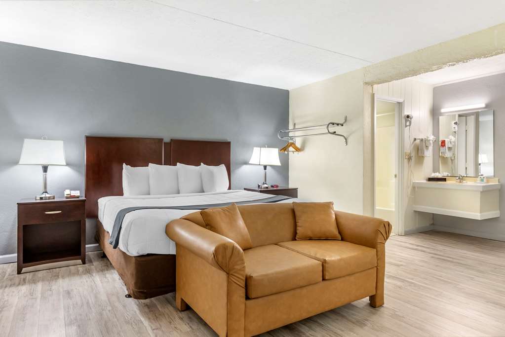 Econo Lodge Conway Central - photo 15