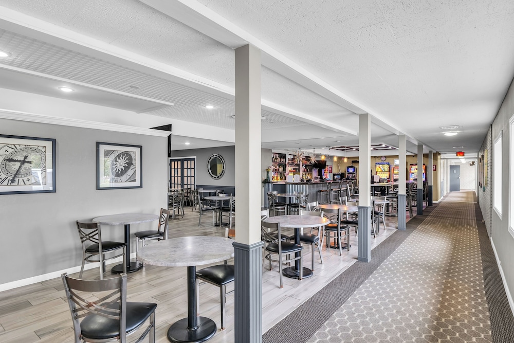 Eastlake Suites Hotel & Conference Center By OYO Urbana - photo 113