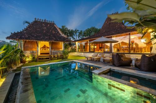 Charming 3BR Wooden Villa with Lush Garden Oasis by Santi Management — 4-Star Luxury Hotel in Canggu, Indonesia