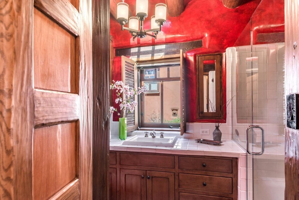 Buena Suerte Quintessential Eastside Pied a terre Fabulous Views and Patios Kiva Fireplace Walk to Canyon Rd. and the Plaza - photo 3