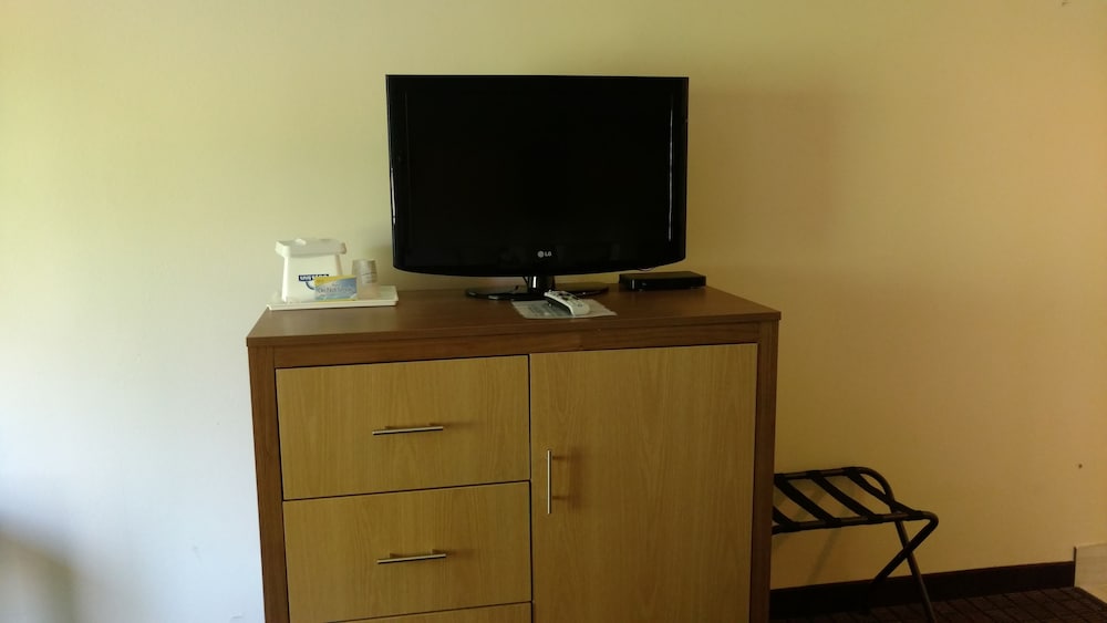 Days Inn by Wyndham Ashland - photo 15