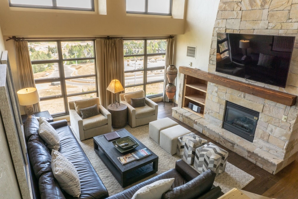 Three Bedroom Penthouse at the base of Canyons by RedAwning — 4-Star Luxury Hotel in Bridgeport, United States