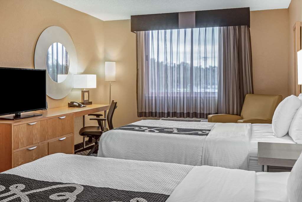 La Quinta Inn & Suites by Wyndham Naples Downtown - photo 24