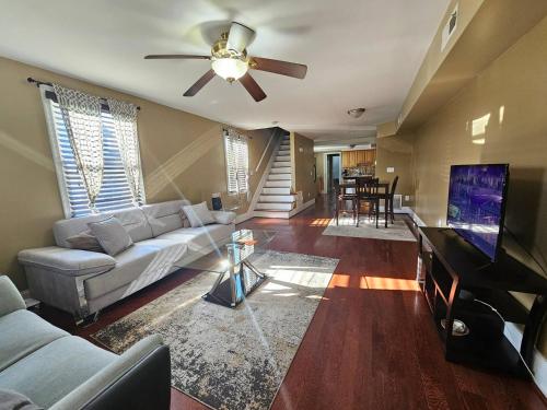 Two Story Queen Primary — hotel in Towson