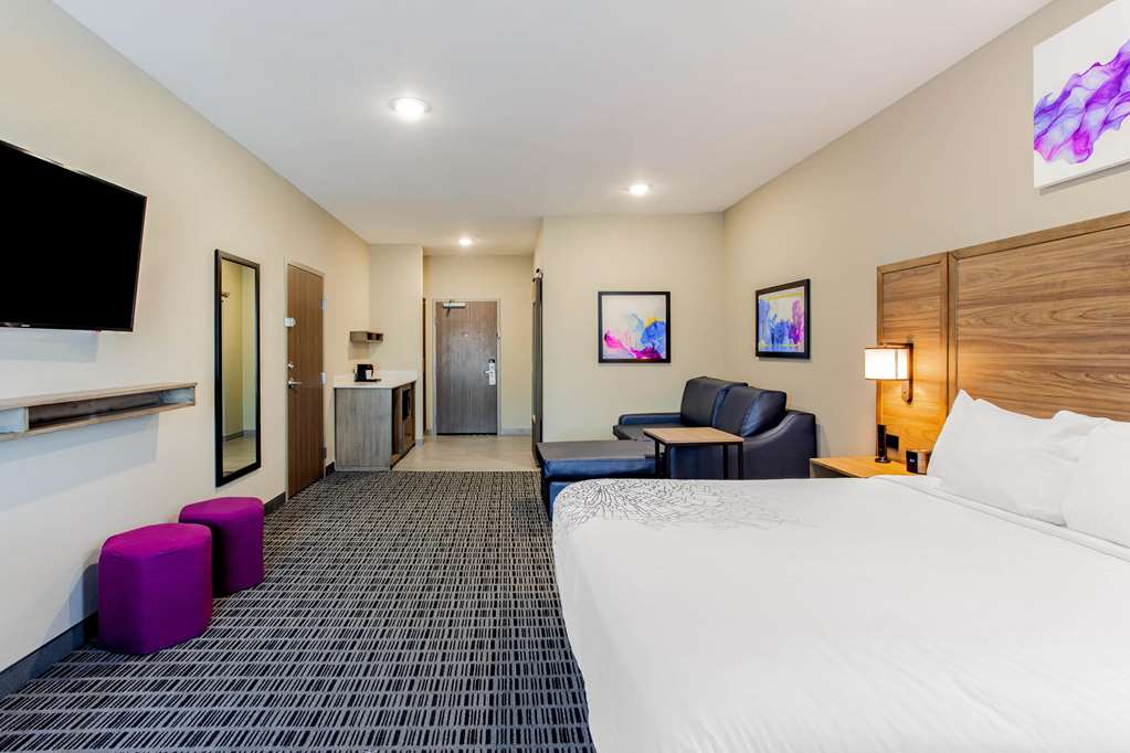 La Quinta Inn & Suites by Wyndham San Antonio Alamo City - photo 22