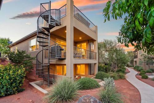 Entire Home Paradise Pools 2 King Suites — 4-Star Luxury Hotel in Ivins, United States