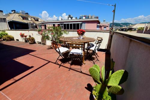 Classicosuitetetti Attico di charme con terrazza solarium privata a pochi minuti dalla Fiera e dal mare — 4-Star Luxury Hotel in Genoa, Italy