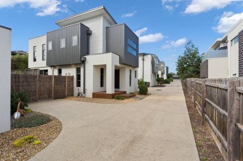 Stunning Luxury Townhome Walk to Beach & Shops — Cowes — photo 2