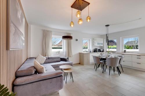 SeeZeit Ferienhaus bis zu 6 Personen 500 Meter zum Wasser mit Garten — hotel in Hude