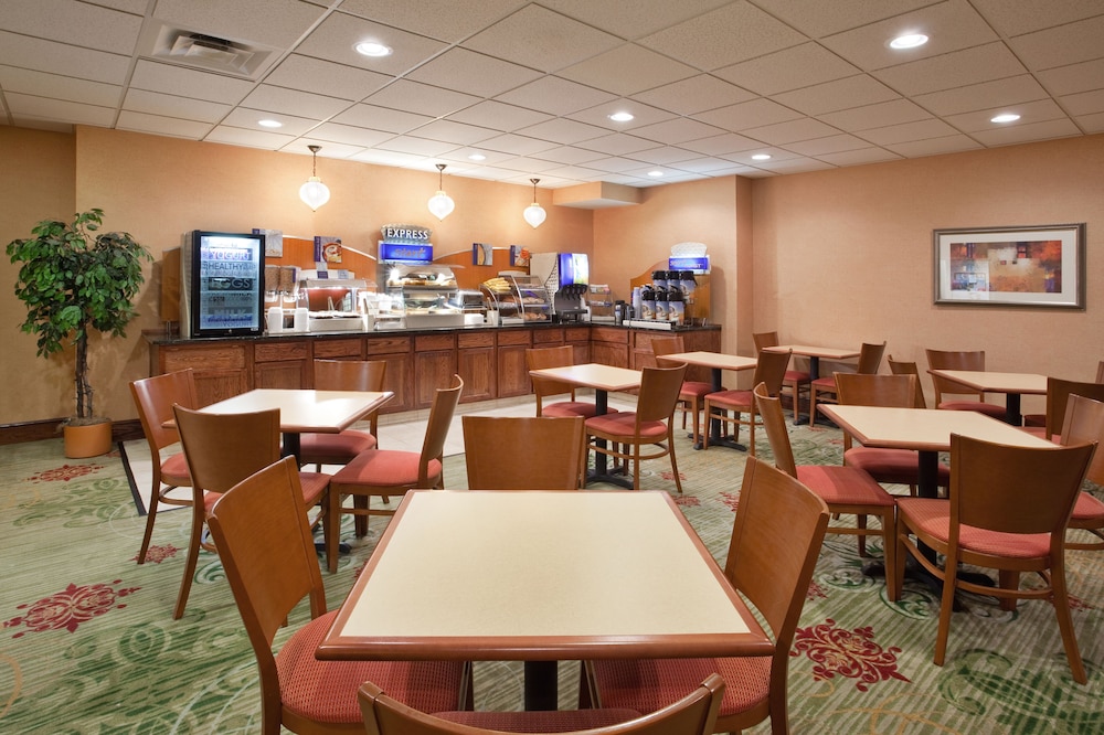 Holiday Inn Express Hotel & Suites Cleveland Streetsboro by IHG - photo 19