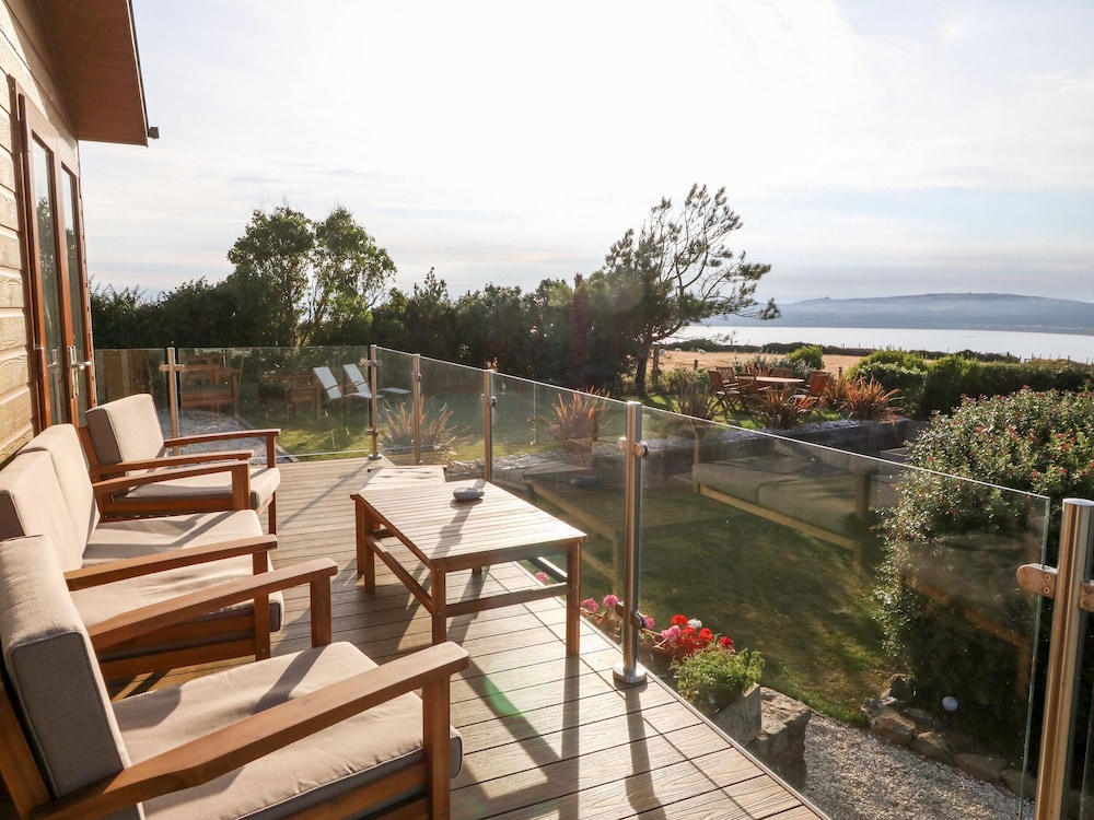 Sunstone Lodge Garreg Haul Lodge — 4-Star Luxury Hotel in Pwllheli, United Kingdom