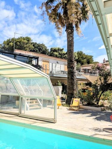 Joli haut de villa A deux pas de la mer et piscine — 4-Star Luxury Hotel in Sausset-Les-Pins, France