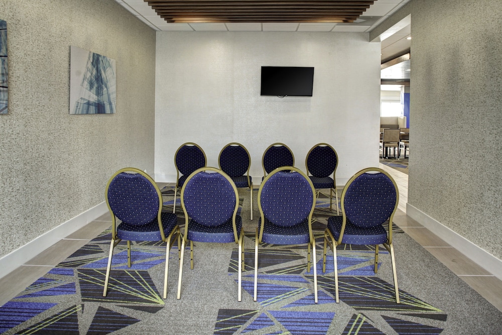 Holiday Inn Express & Suites Coldwater by IHG - photo 27