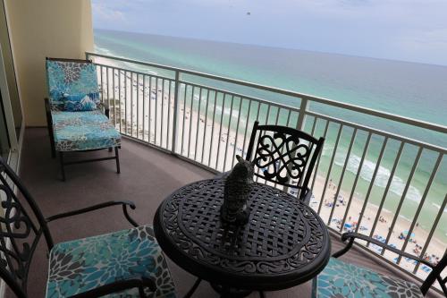 AQUA 1504 Beachfront condo with Free Beach Chairs — 4-Star Luxury Hotel in Panama City Beach, United States