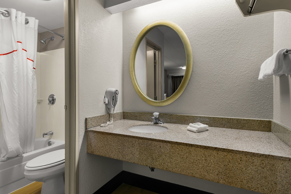 Red Roof Inn Salem - photo 29