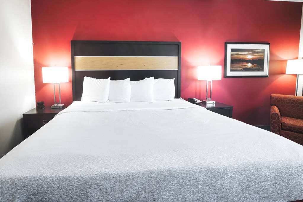 La Quinta Inn & Suites by Wyndham Starkville at MSU - featured photo