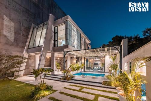 StayVista at Starlit Manor with Private Pool AC BBQ — 4-Star Luxury Hotel in Jaipur, India