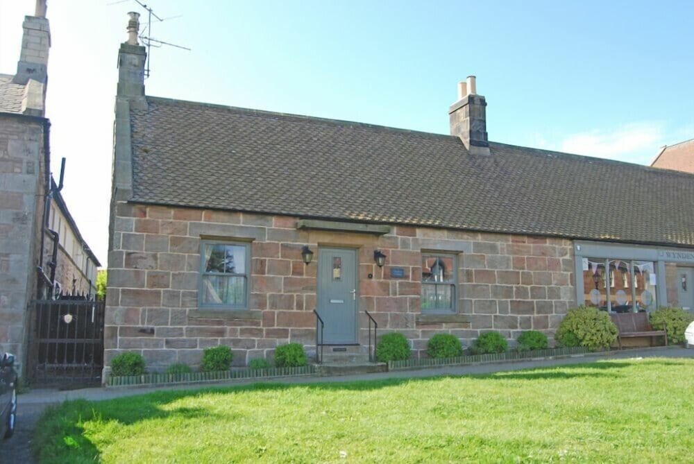 Charlton Cottage — 4-Star Luxury Hotel in Bamburgh, United Kingdom