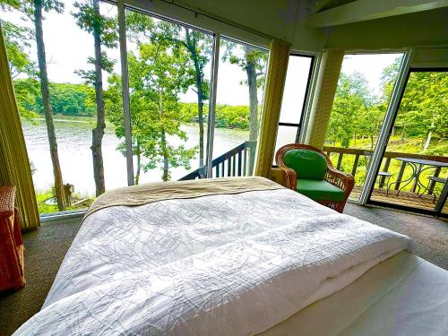 Lakefront Treetop Village 2BD3BADeckPool 6PP — hotel in Four Seasons