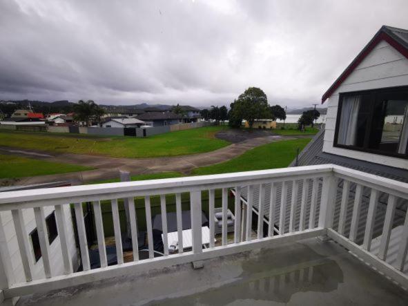 Hosts on the Coast Dad’s Place in Whangamata, New Zealand