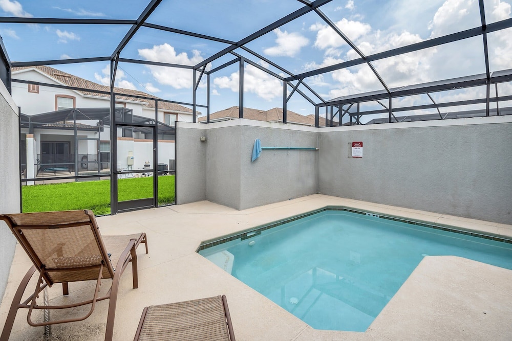 Spacious and Luxurious Home With Splash Pool Close to Disney #4st804 — 4-Star Luxury Hotel in Kissimmee, United States