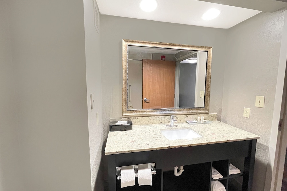 La Quinta Inn & Suites by Wyndham Jackson North - photo 35