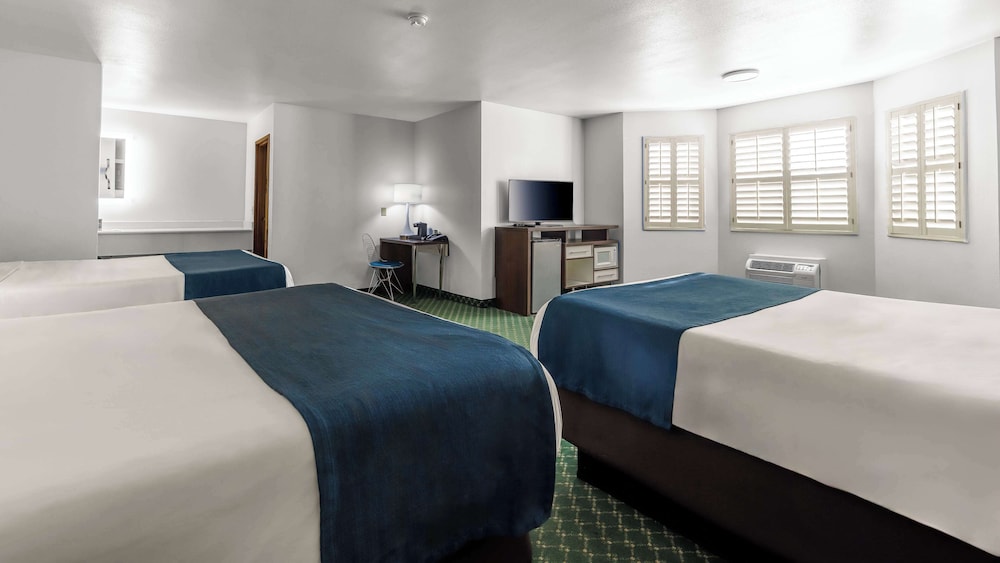 Days Inn & Suites by Wyndham Flagstaff Near University - photo 18