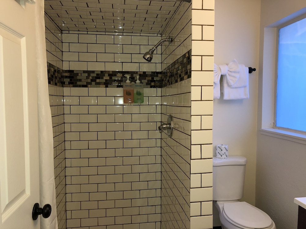 Cedar Inn & Suites - photo 52