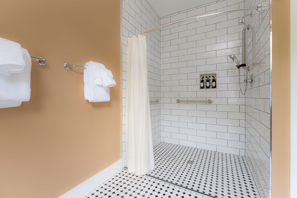 The NuWray Hotel & Carriage House - photo 57