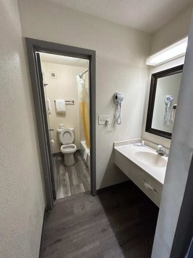 Clarion Pointe Greensboro Coliseum Area - photo 24