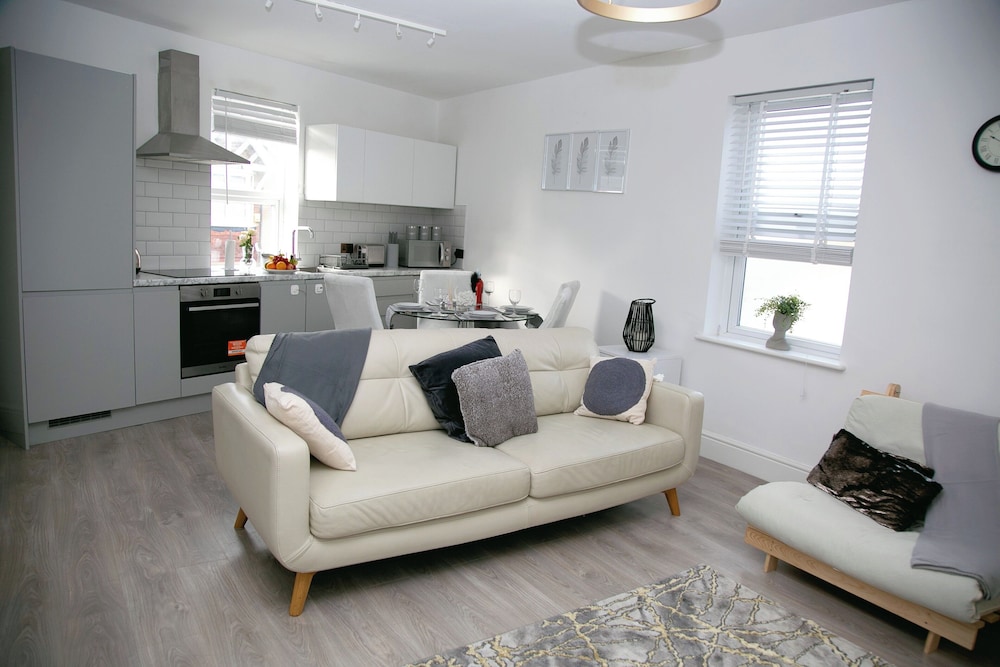 Peace Home — 5-Star Luxury Hotel in Watford, United Kingdom