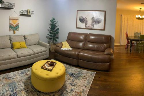 3 blocks from AT&T Stadium 2 bedroom sleeps 6 — 4-Star Luxury Hotel in Arlington, United States