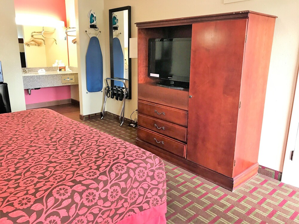 Days Inn by Wyndham East Albuquerque - photo 10