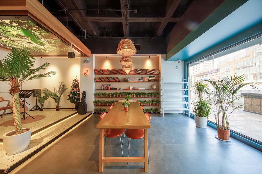 Shanghai Hills&Dengba Inn New Land Plaza in Shanghai, People's Republic of China