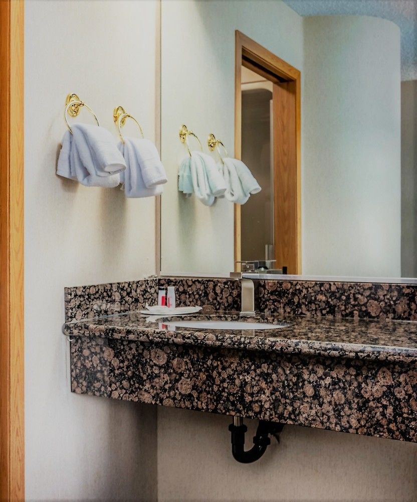 Howard Johnson Inn and Suites by Vancouver Mall - photo 4