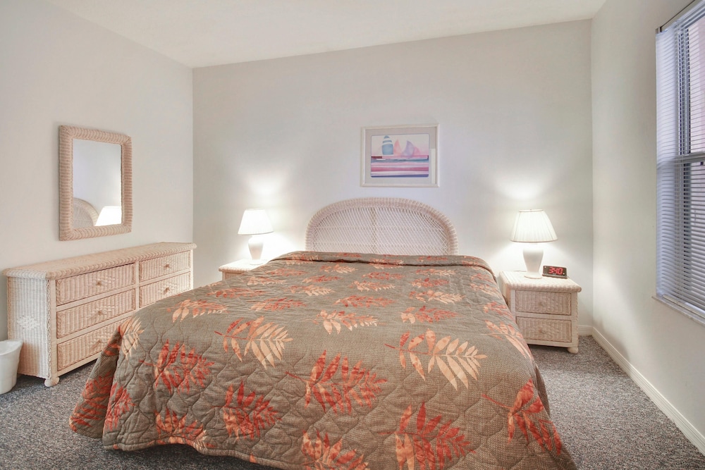 Amadeus 2 — 4-Star Luxury Hotel in Saint Pete Beach, United States
