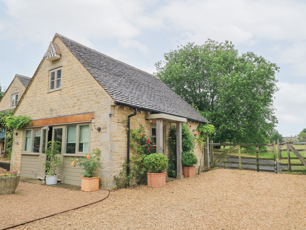 Pudding Hill Barn Cottage — 4-Star Luxury Hotel in Cirencester, United Kingdom
