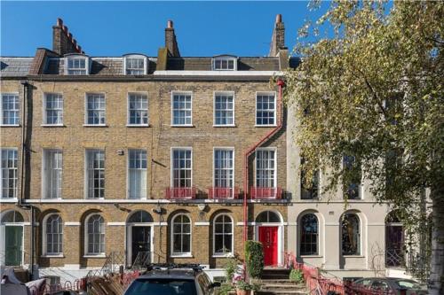 Entire Ground Floor Flat Free Off Street Parking and Large Garden — 4-Star Luxury Hotel in London, United Kingdom
