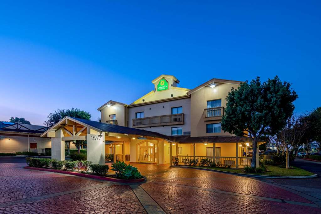 La Quinta Inn & Suites by Wyndham Irvine Spectrum - photo 3